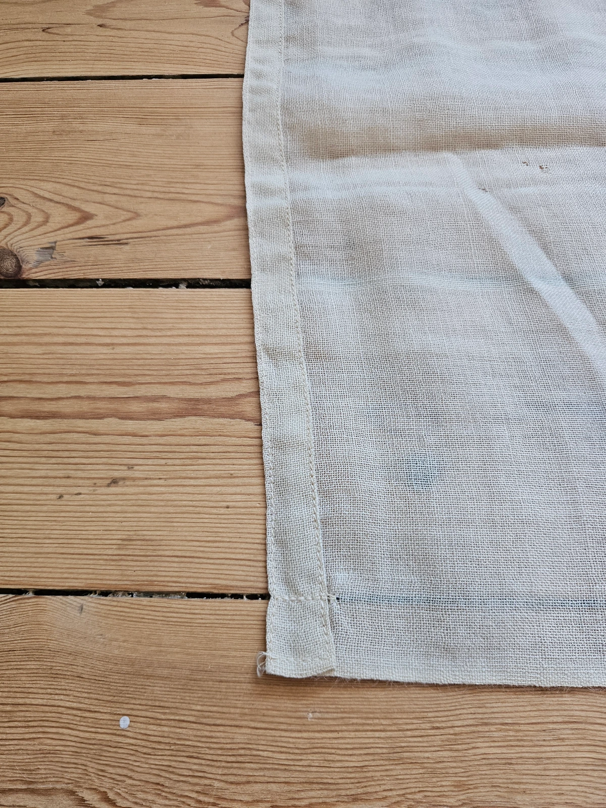 Fly end seam with reinforced corner stitching