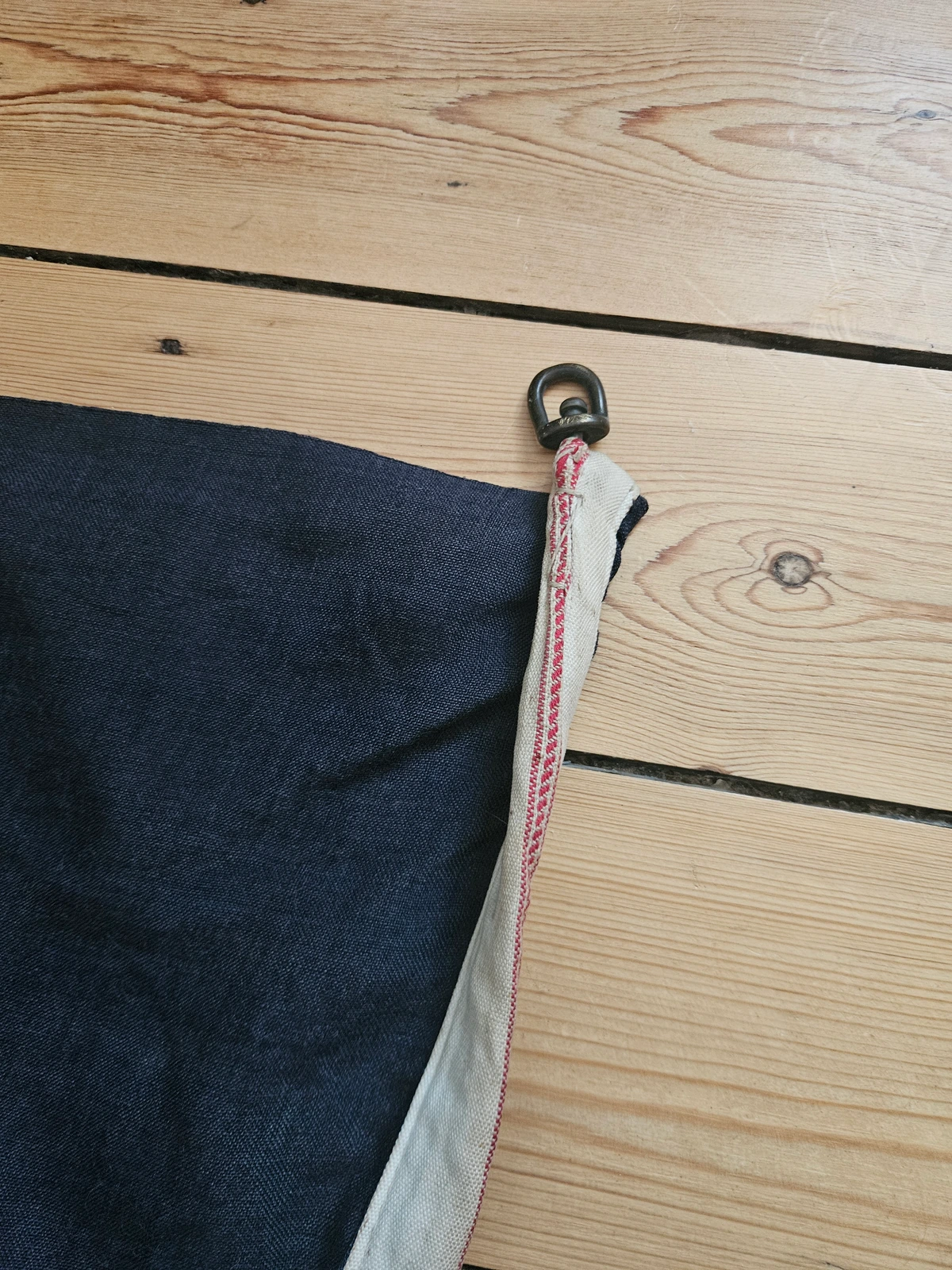 Header with reinforcement stitching
