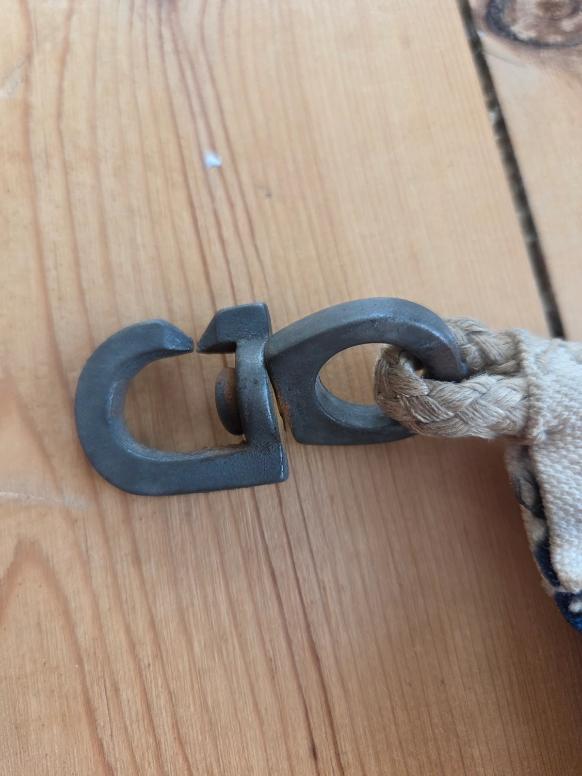 Upper Inglefield clip at header