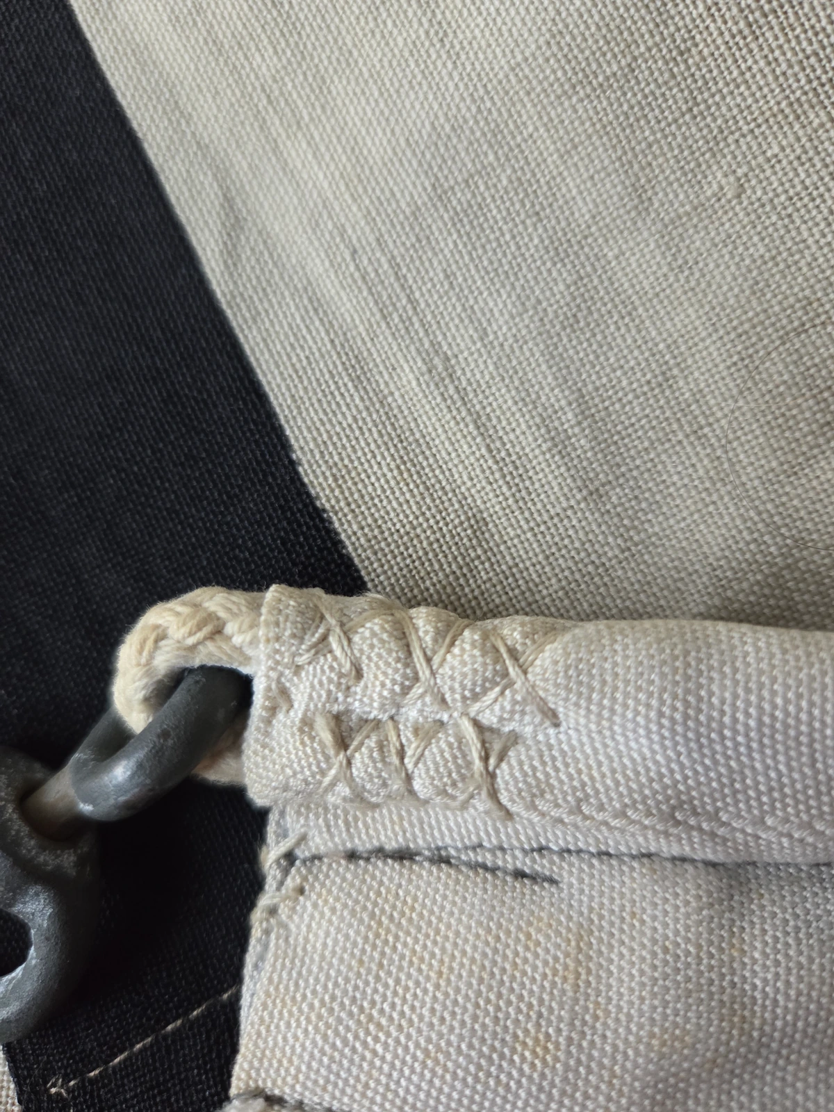 Diagonal reinforcement ‘X’ stitching at hoist corner