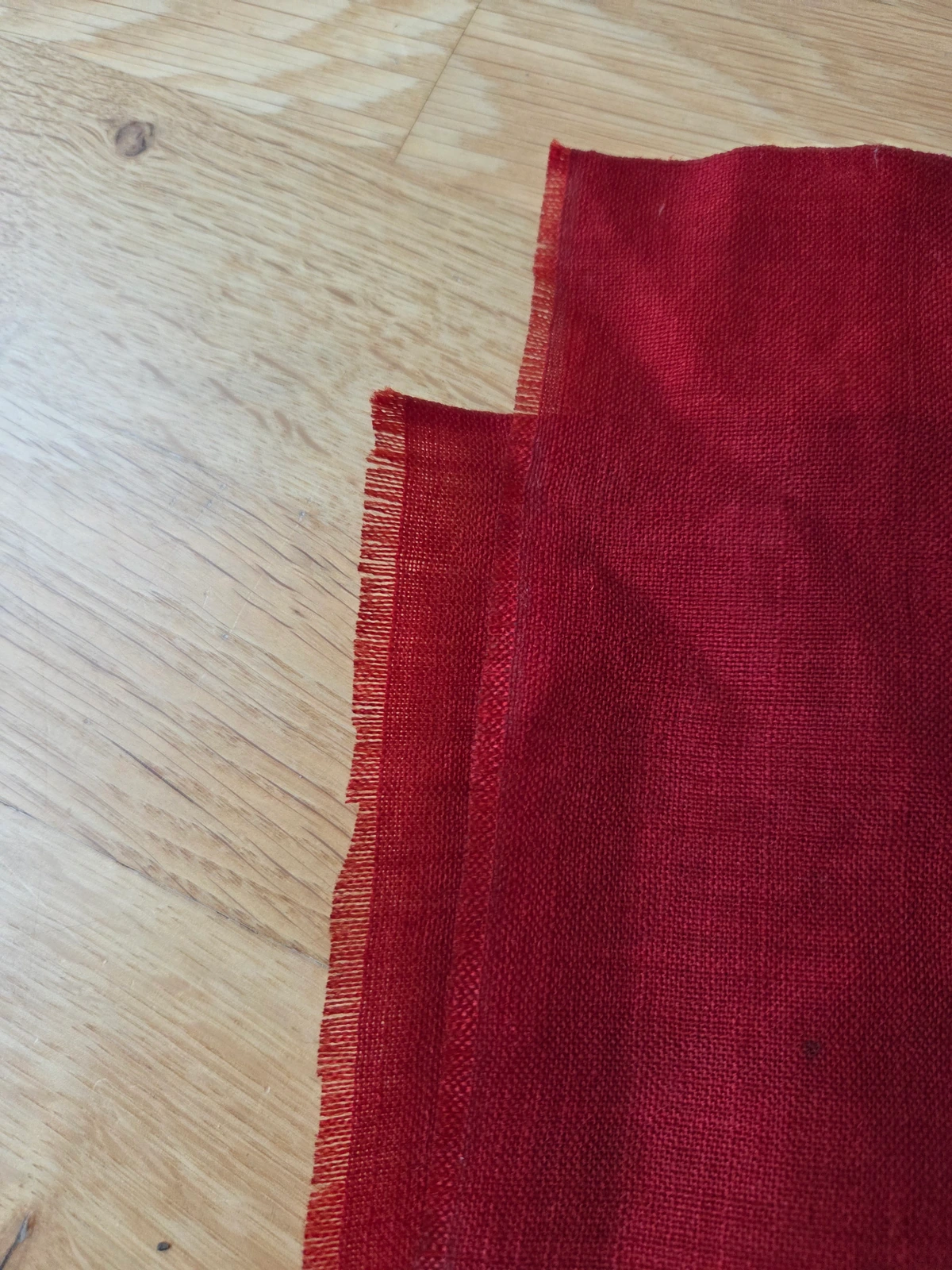 Fly edge: raw cut with open yarn ends and short fraying, confirming post-manufacture trimming.