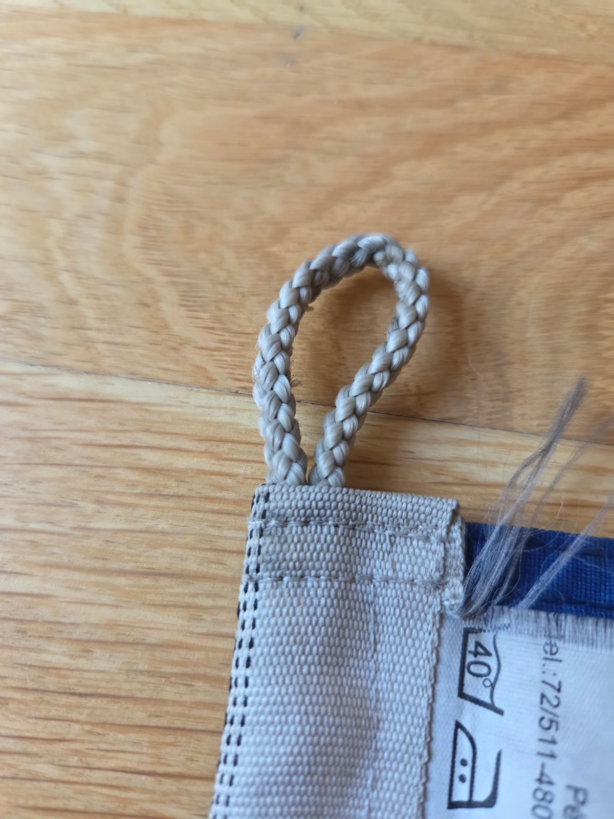 Upper hoist corner with grey braided synthetic rope loop