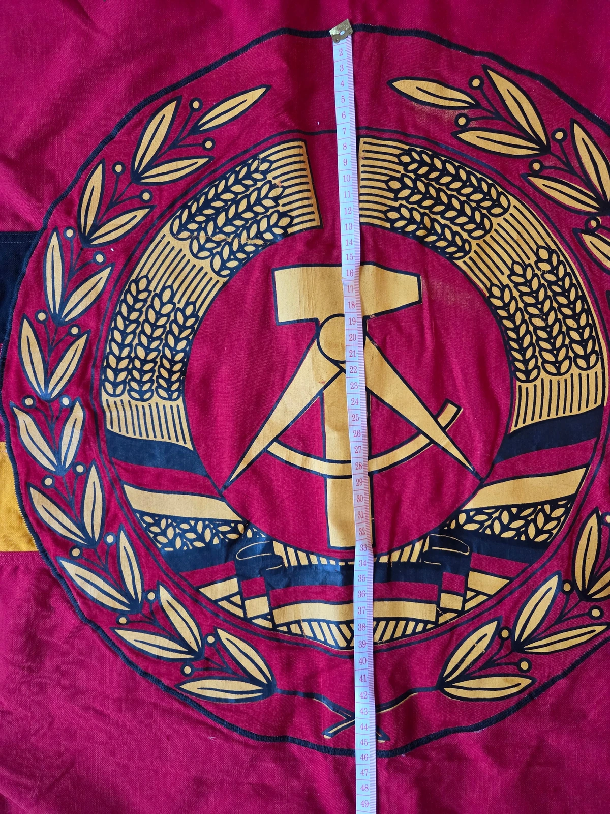 Measurement of the DDR state emblem including the laurel wreath on FG-057