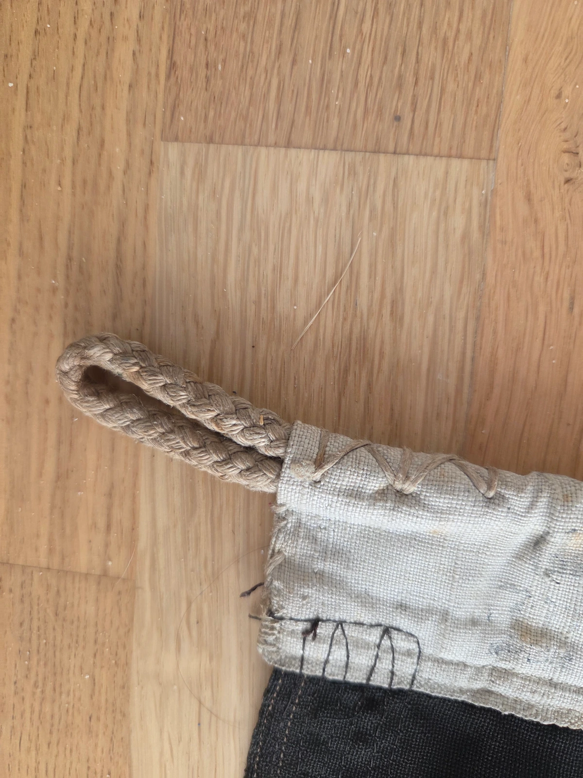 Upper rope and stitching on the hoist of FG-065