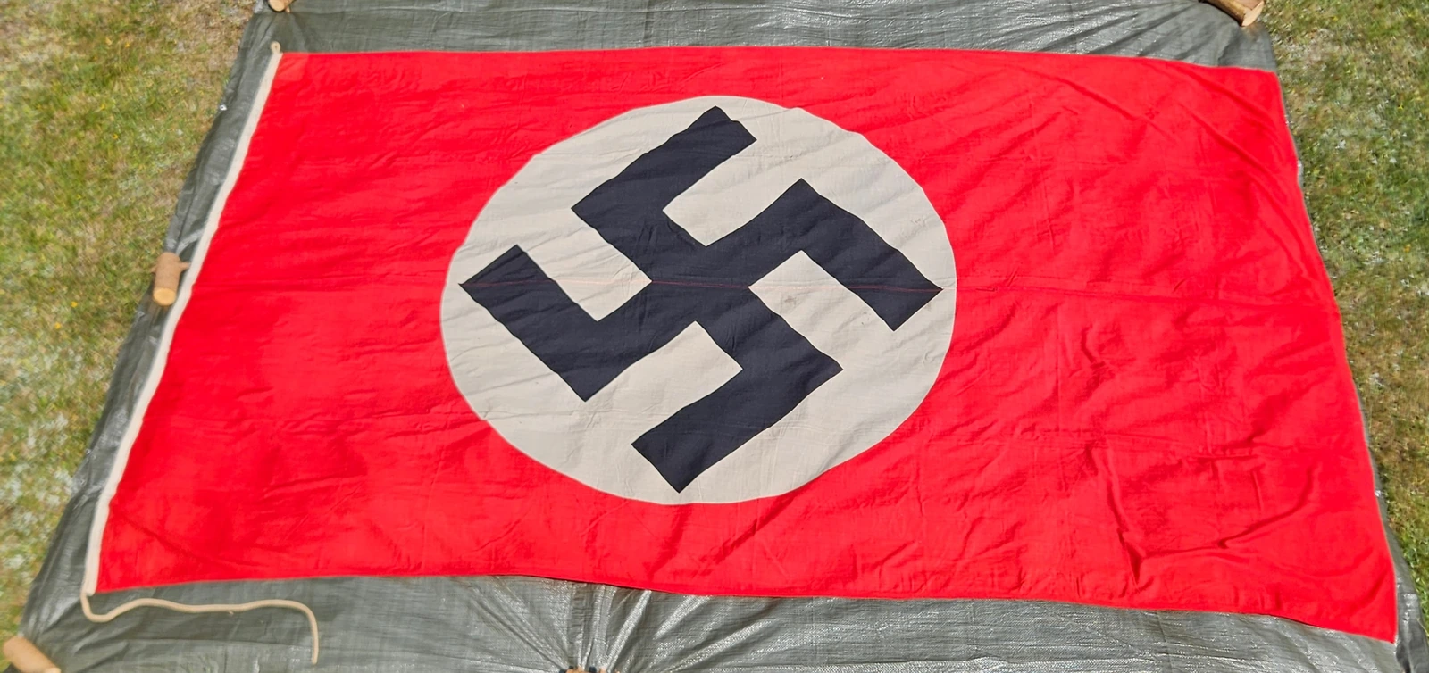 Full view of the massive Kriegsmarine Gösch, measuring 300 × 500 cm. The proportions and red field are clearly visible.