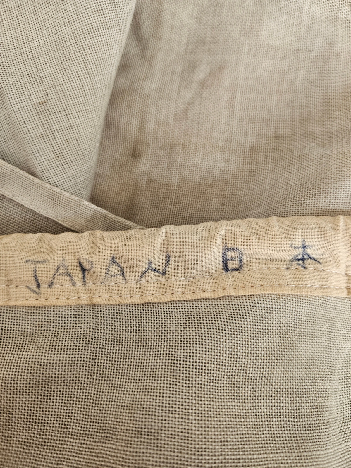 ‘JAPAN’ and 日本 marking on hoist