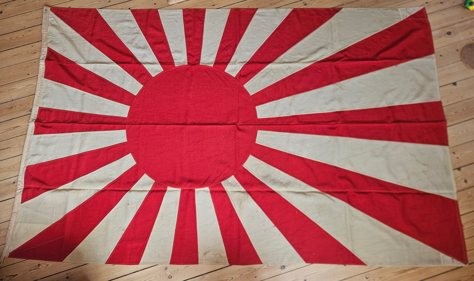 Full view of Kyokujitsu-ki flag