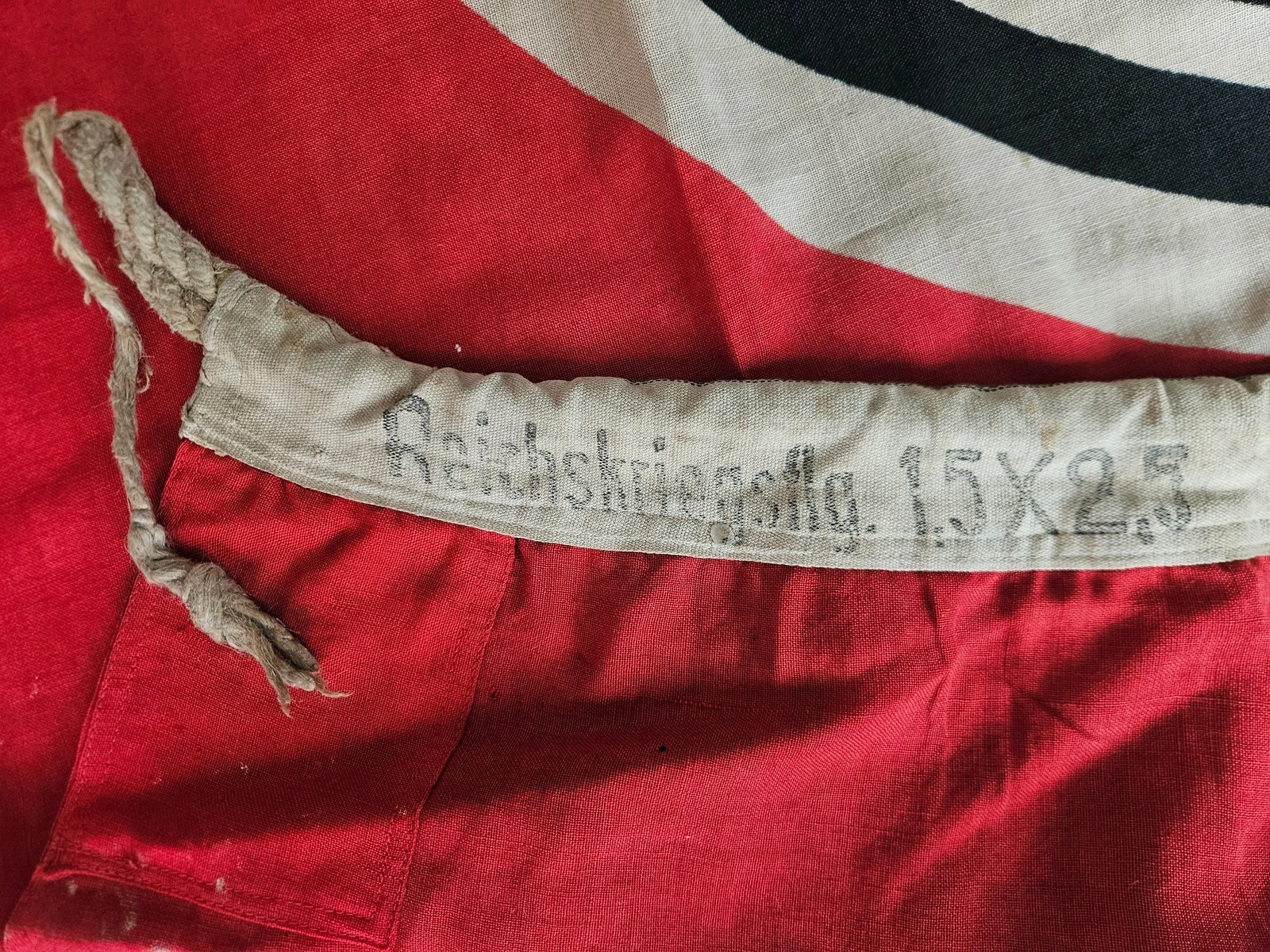 Hoist with size marking Reichskriegsflg. 1,5 × 2,5 and cut rope end