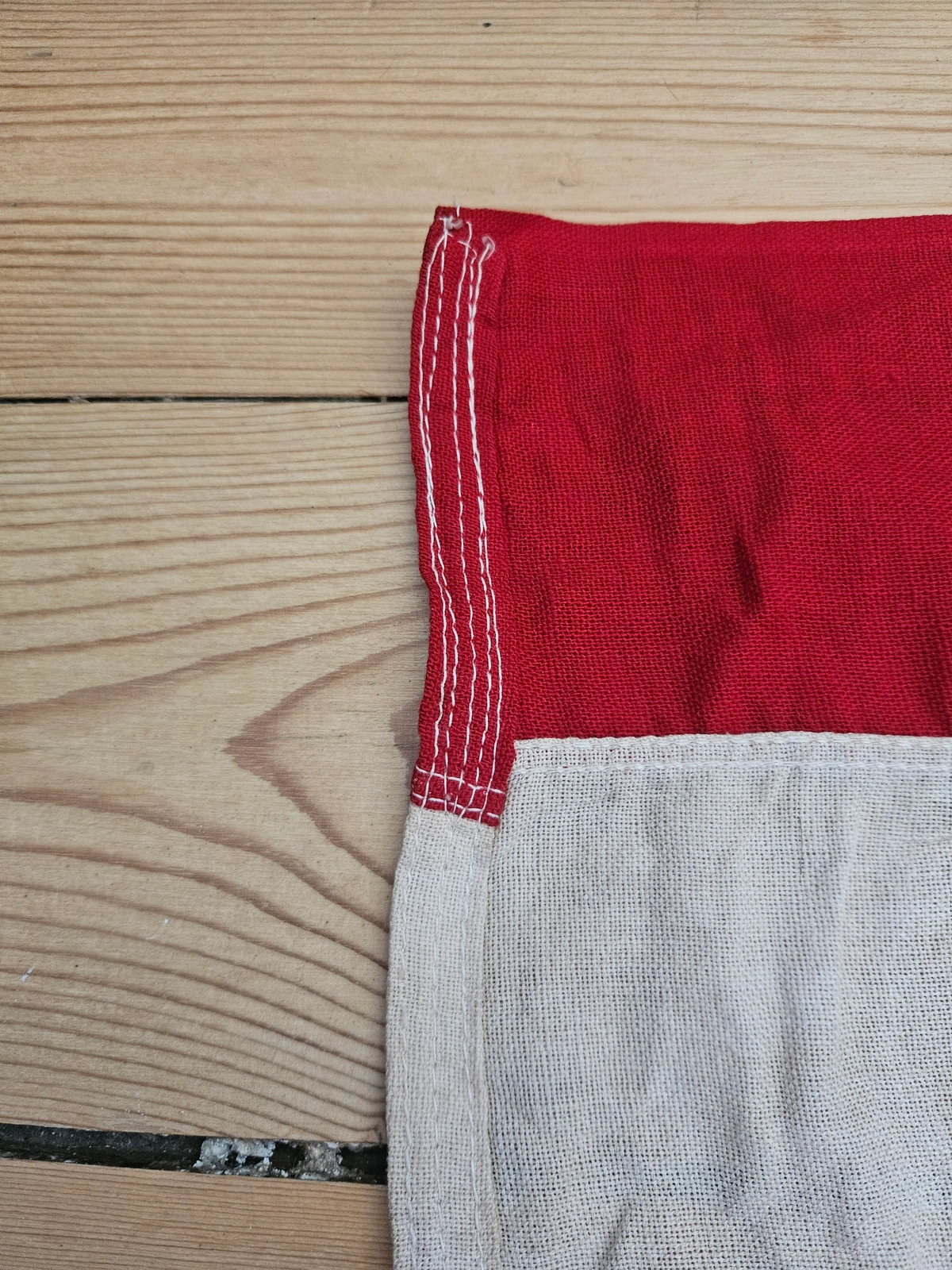 Four-line reinforcement stitching at corner seam.