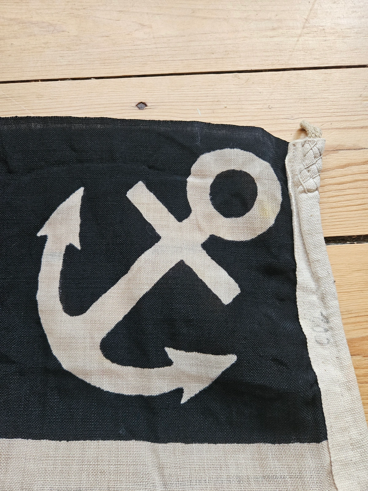 Size marking 1,00 on hoist